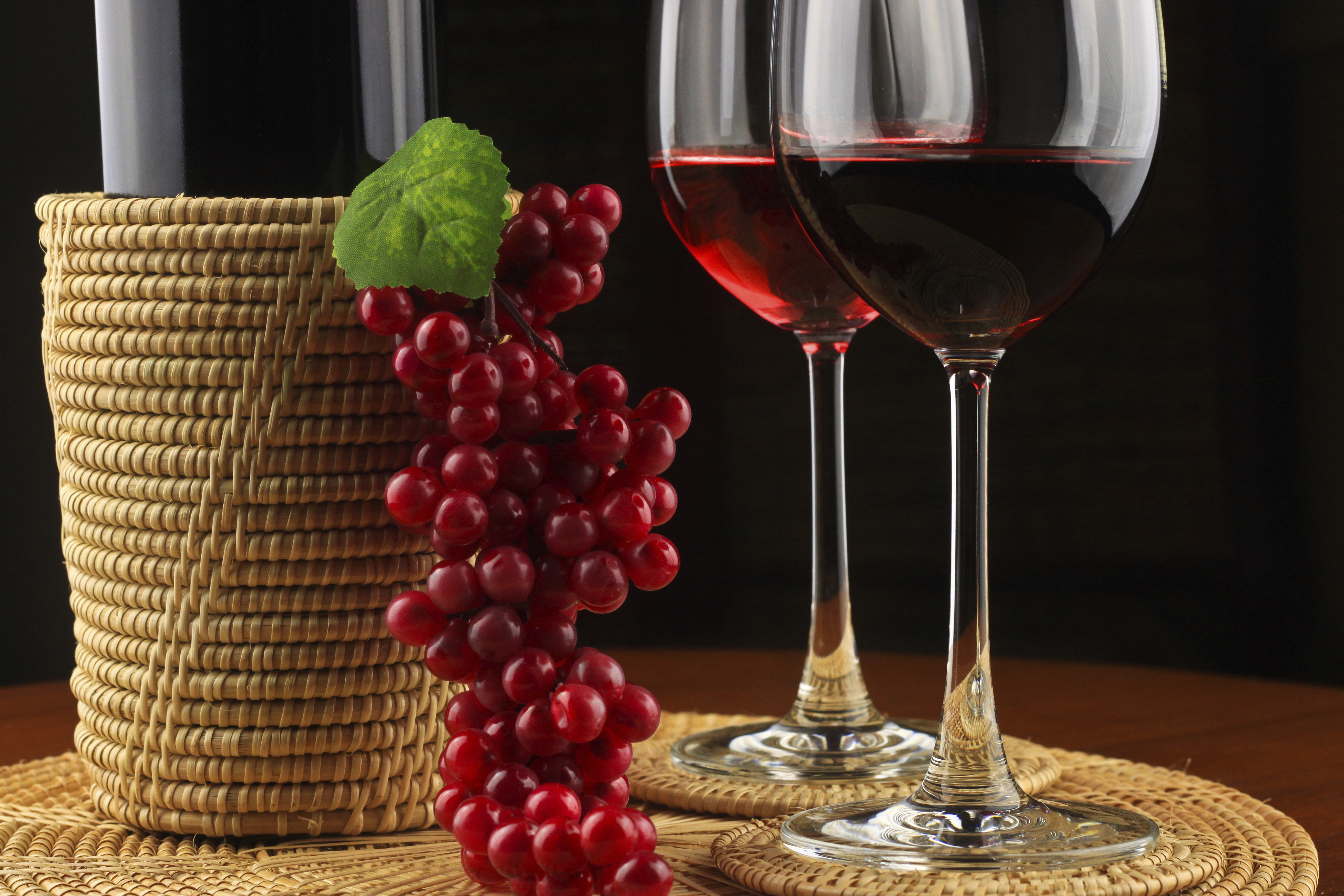 Vino. Красное вино. Красное виноградное вино. Шикарное красное вино. Красное вино и виноград.
