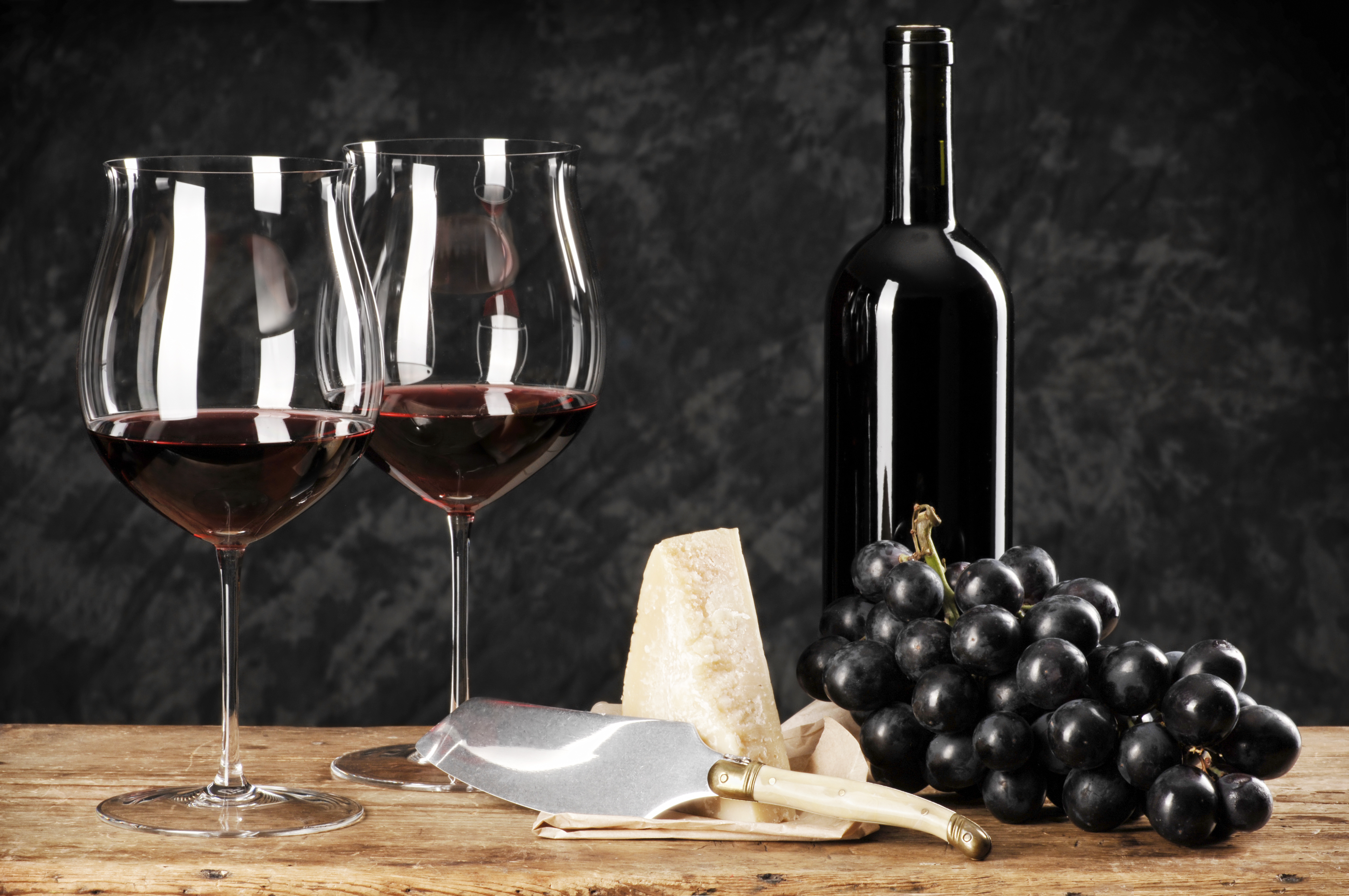 Сорт столового вина. Красное вино. Сухое вино. Вино из черного винограда. Вино красное сухое.