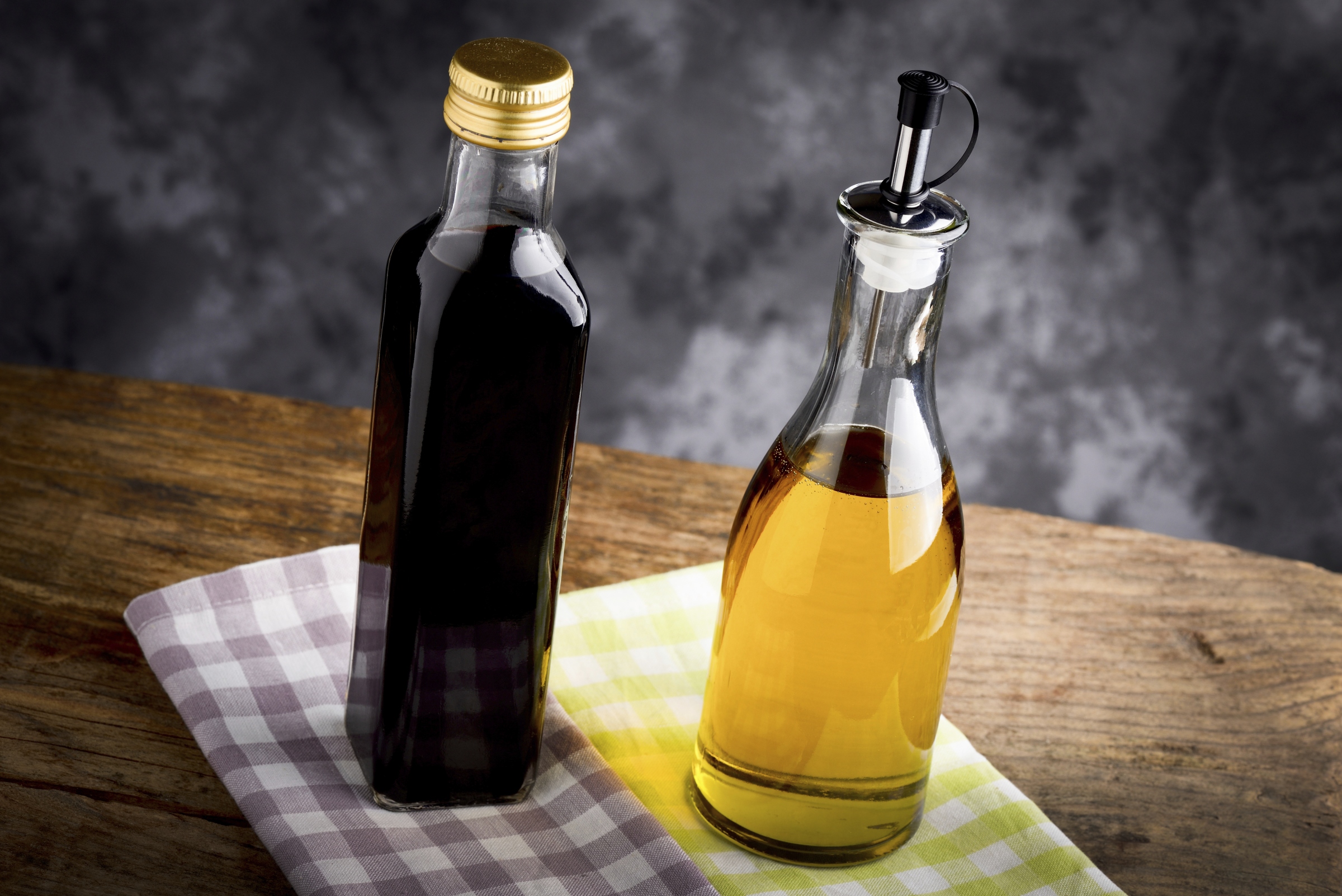 Оливковое масло и бальзамический уксус. Бутылка для оливкового масла и бальзамического уксуса. Бальзамический уксус с маслом. Набор оливковое масло и бальзамический уксус. Бальзамический уксус на черном фоне.
